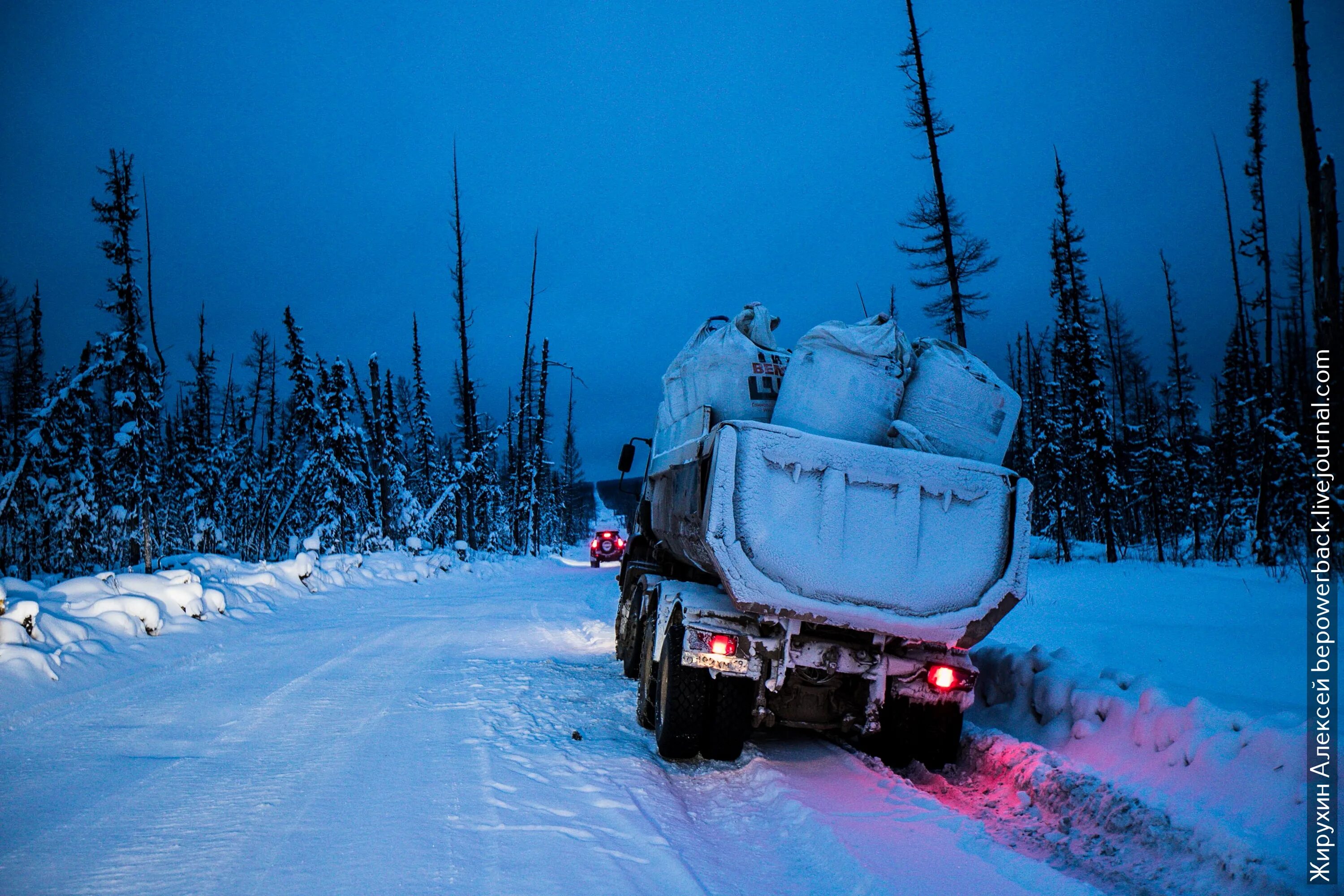 зимник якутия. зимники ямала. зимник картинки. зимник в тундре. дороги якутии зимники.