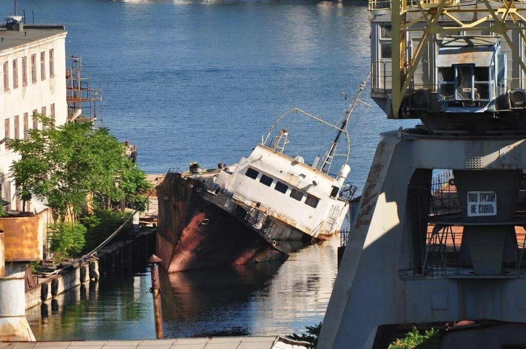 Севастопольский судоремонтный завод. Севастопольский морской завод Орджоникидзе. Завод Орджоникидзе в Севастополе. Судостроительный завод Севастополь.