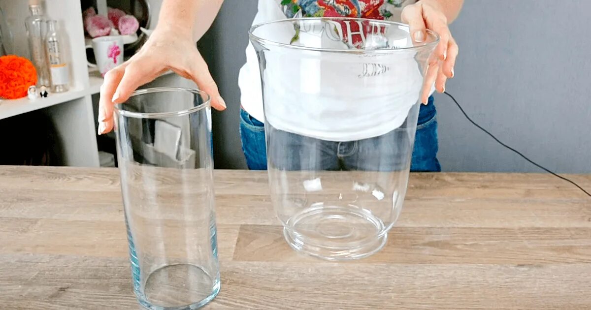 Сколько воды наливать тюльпанам в вазе. Налить воду в вазу. Ваза для воды широкая. Фото в вазу наливают воду. Картинка стеклянной вазы с водой для детей.