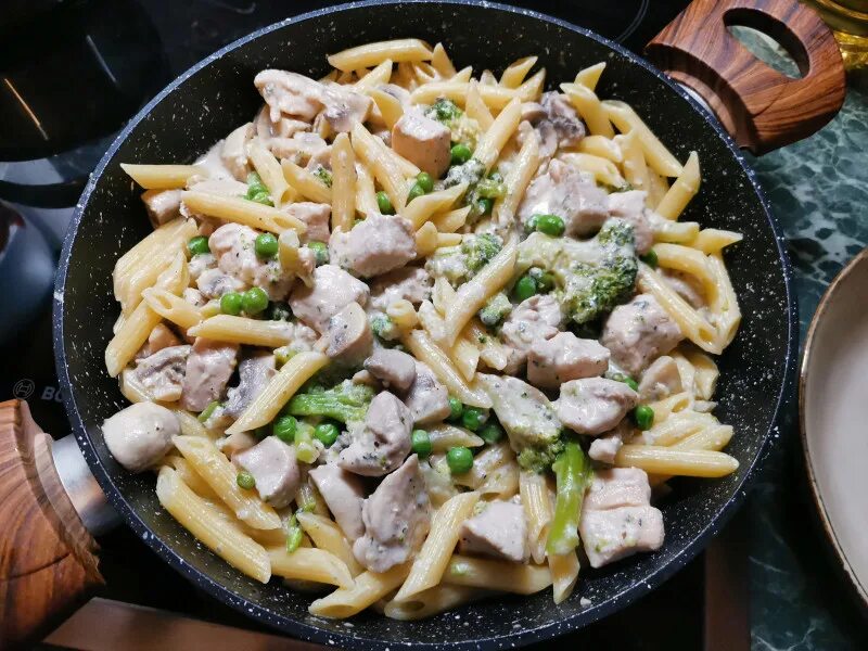 Макароны с филе в мультиварке. Паста фарфалле с брокколи и грибами. паста с куриным филе и брокколи. паста с курицей брокколи грибами в сливочном соусе. паста с индейкой и брокколи.