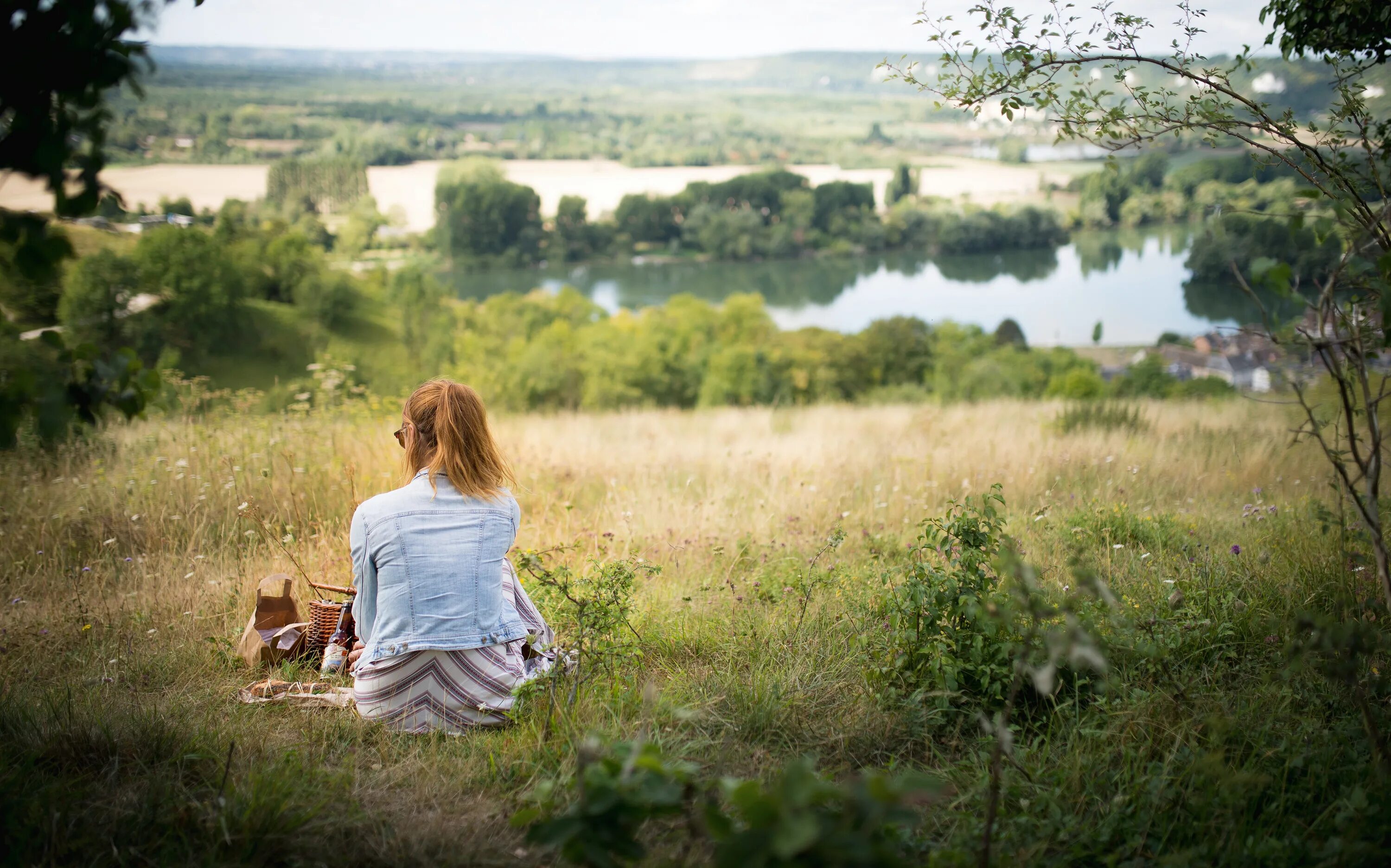 Портрет на природе. Летний пейзаж с девочкой. Человек сидит на природе. Идеи для фото на природе. Красоту сидели люди