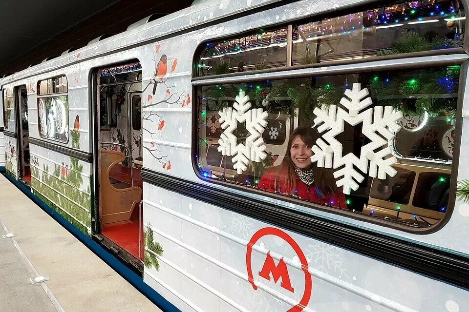 В новогоднюю ночь до скольки работает метро. Новогодний поезд метро москва 2020. новогодний поезд метро москва 2021. новогодний поезд московского метрополитена. новогодний поезд в московском метро.