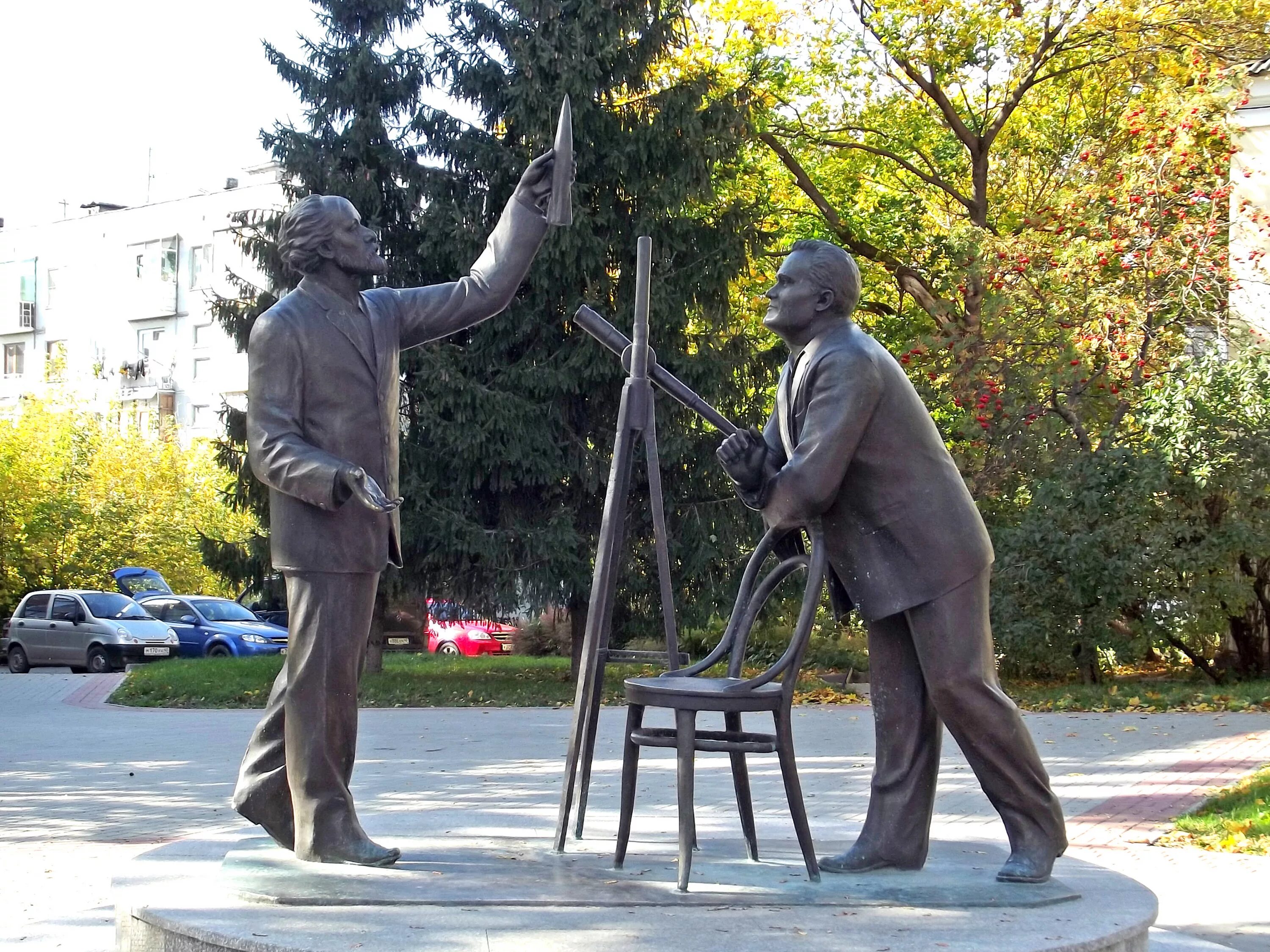 Какие памятники есть в калуге. Калуга памятник Циолковский и королёв. Памятник Циолковскому и королеву в Калуге. Циолковский Королев памятник. Памятник к. э. Циолковскому и с. п. Королёву в Калуге.