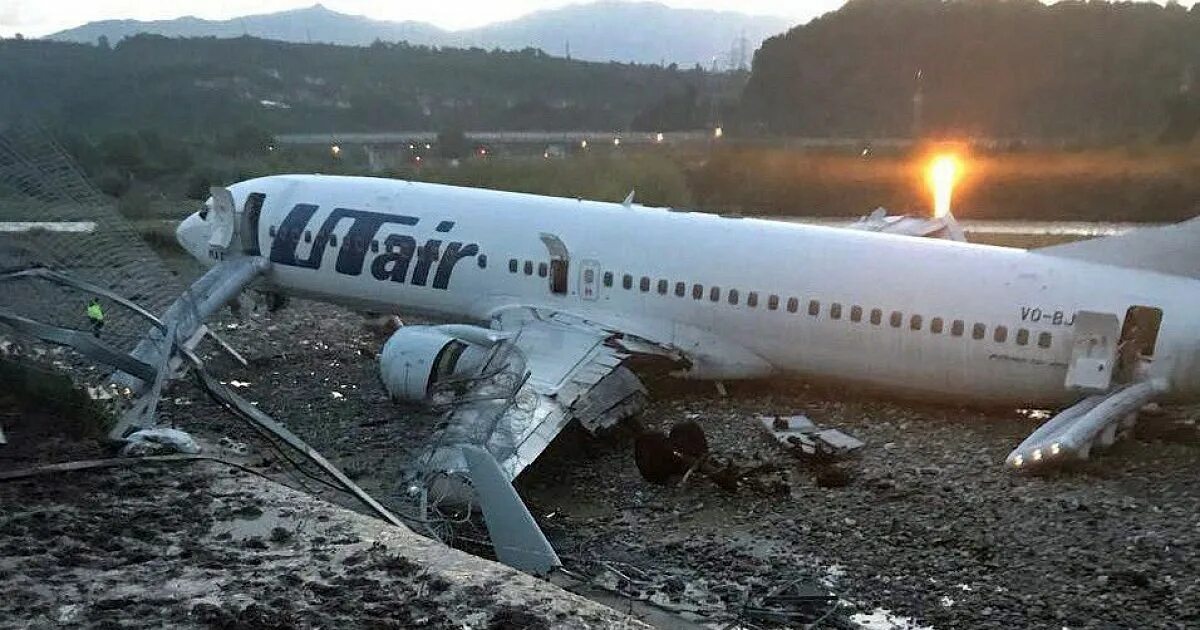 Авария Боинг 737 в Сочи. Сочи. Выкатывание Боинг-737 ЮТЭЙР. Boeing 737-800 UTAIR Сочи. Самолет UTAIR Сочи авария