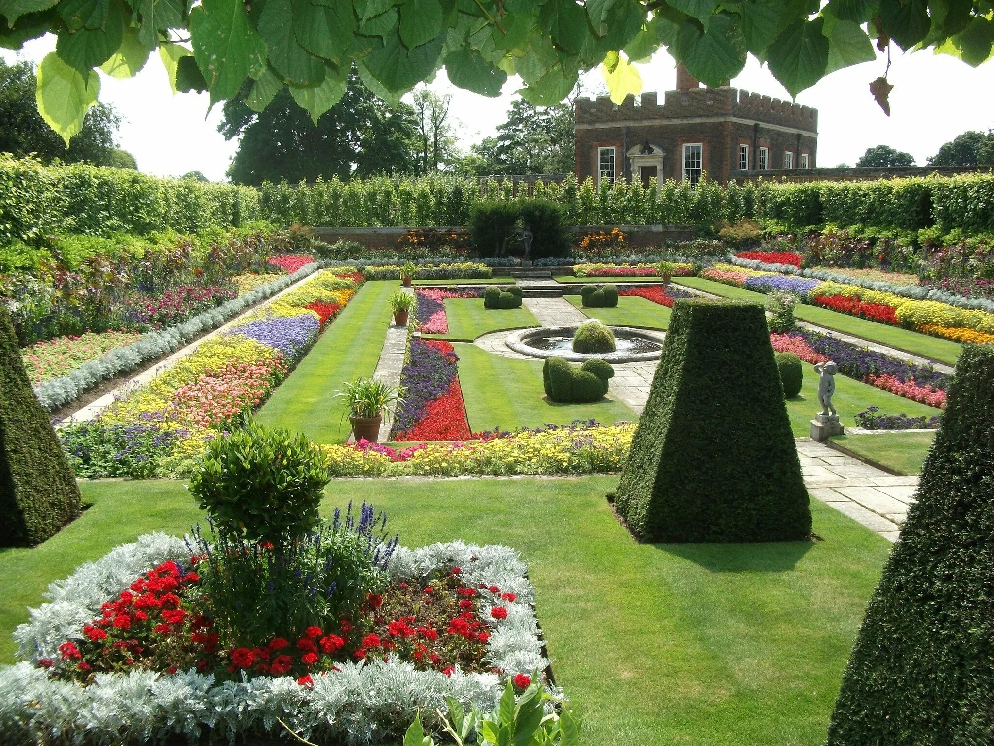 Королевский сад питомник. Букингемский дворец сад. Королевский сад Hampton Court. Букингемский дворец сад цветы. В Версале, английских садах Хэмптон корт.