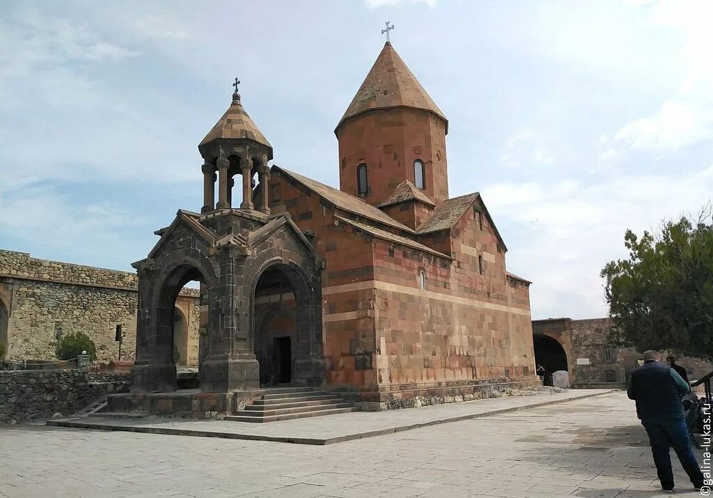 Православная армения. Монастырский комплекс Эчмиадзин. Святой Эчмиадзин храм Армения. Армянская Апостольская Церковь в Армении Эчмиадзин.