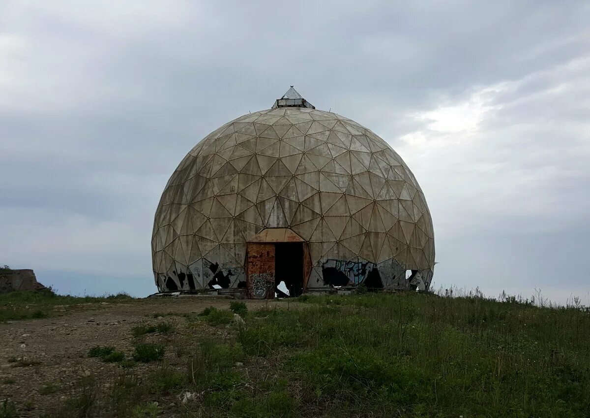 Купол ходишь. Геокупол Владивосток сопка Монастырская. Купол Монастырская Владивосток. Геокупол Владивосток Морское кладбище. Купол на монастырской сопке.