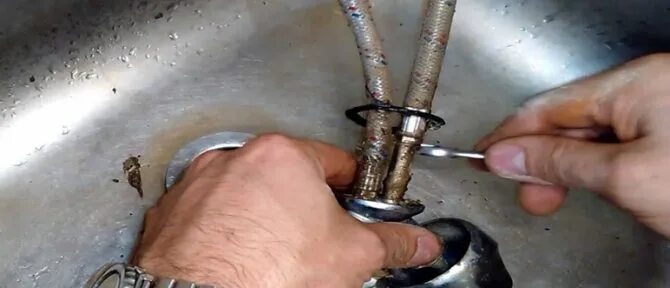 Прикипела гибкая подводка как открутить Как поменять кран на кухне в раковине: найдено 89 картинок