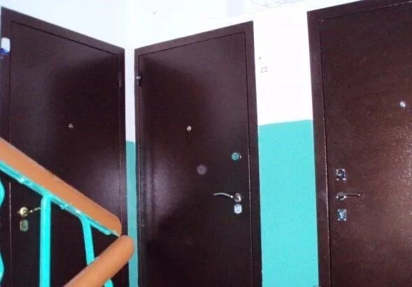 Какую дверь надо открыть. Открывание входной двери на площадке. дверь входная сосед. входная дверь открывается наружу. правильное открывание дверей в подъезде.