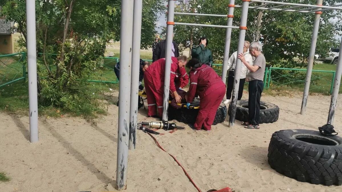 Чп с детьми. Застряла на детской площадке. Детская площадка небезопасная. Застряла на детской площадке Хендай. Ребенок застрял в колесе.