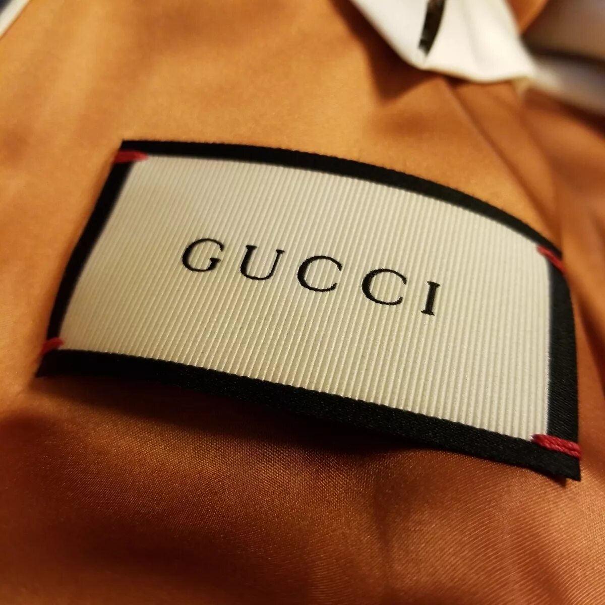 Лейбл гуччи оригинал. Этикетка гуччи оригинал. Бирка Gucci. Бирки на одежду гуччи. Оригинал лейбл