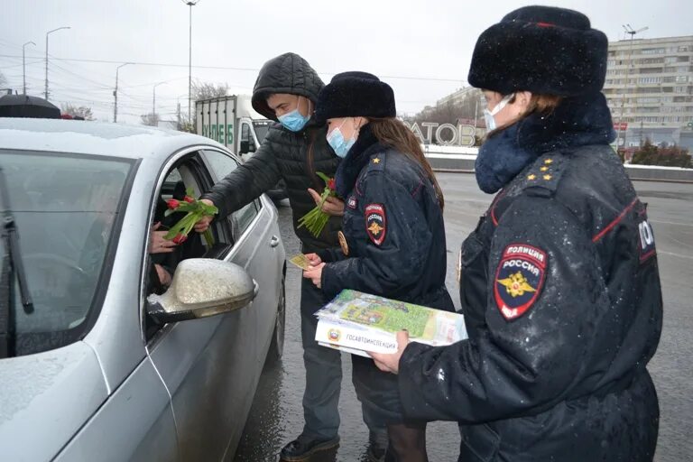 В преддверии международного женского дня 8. Сотрудник полиции продает цветы. Акция МВД «цветы для автоледи»..