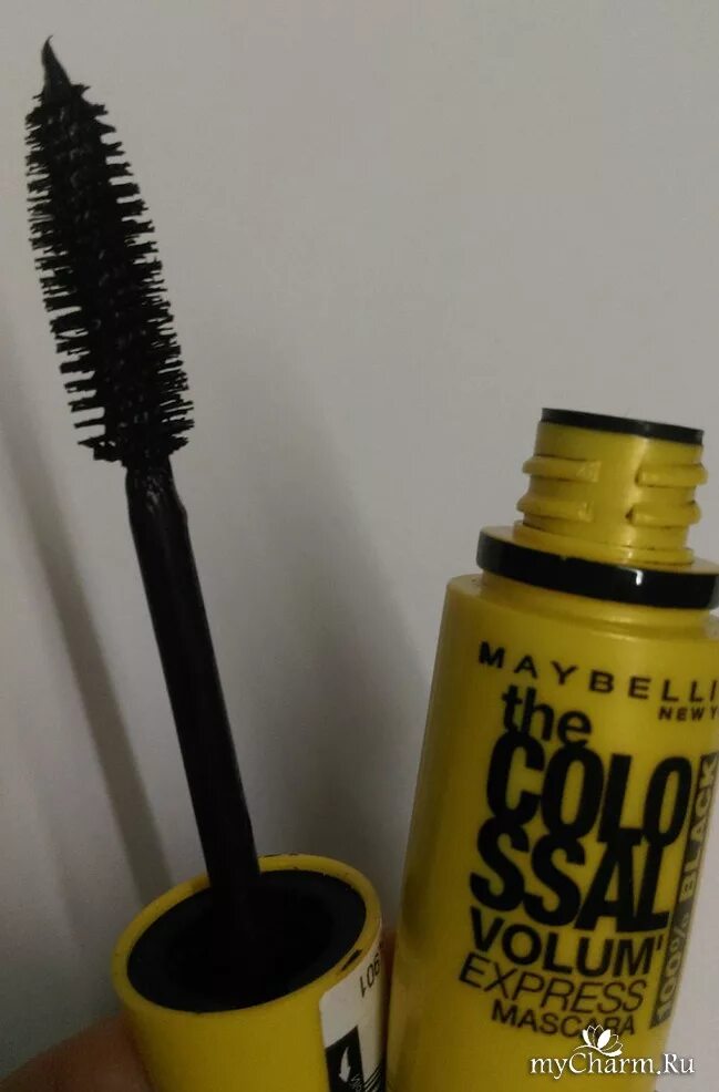 Черная тушь желтые. Maybelline Colossal тушь. Тушь мейбелин с силиконовой кисточкой. Мейбелин колоссал 100% Блэк. Тушь мейбелин 90-х.