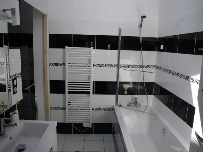 bagno moderno in bianco e nero con doccia Фотографія Stock Adobe Stock
