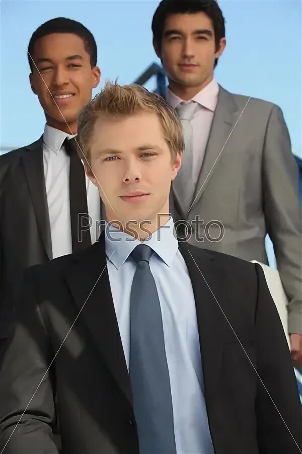 Трое бизнесменов. Три человека в пиджаках. 3 бизнесмена. Бизнесмены враждуют. Три бизнесмена на одном фото.