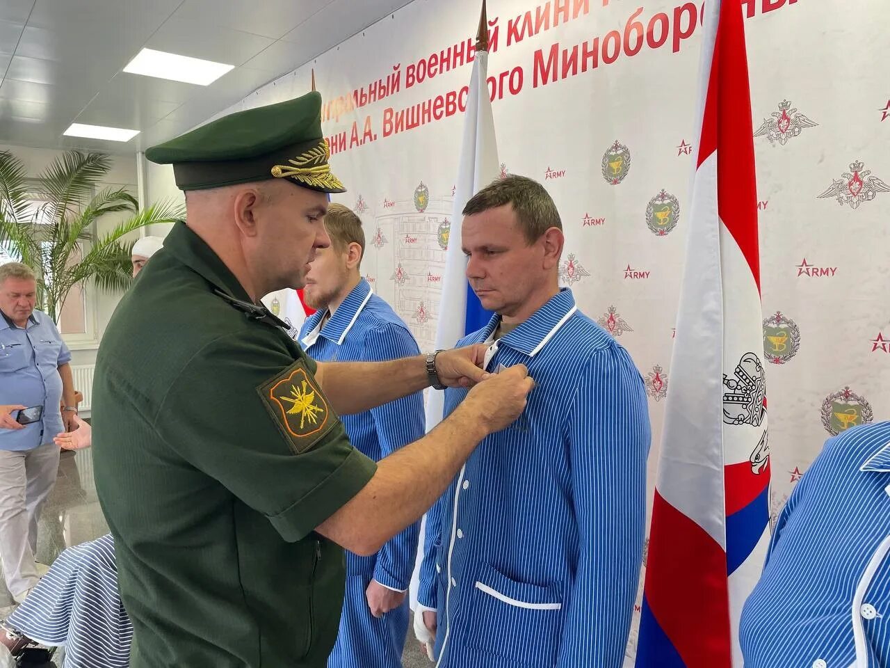 Награждение военных. Награждение военнослужащих сво. Вручение наград в госпитале Вишневского. Руководит военной операцией