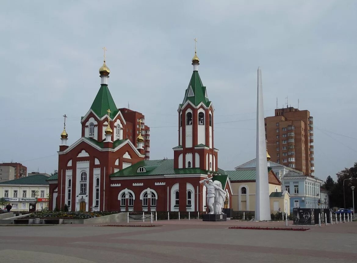 Воинский мемориал глазов. Площадь свободы глазов. Собор на площади свободы глазов. Спасо-преображенский кафедральный собор глазов. Площадь города глазова удмуртия.