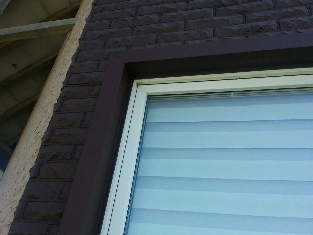 Отделка окон металлическими откосами. Наружные откосы Вельтпласт. Металлические откосы на окна. Откосы наружные металлические. Откосы из металла на окна.