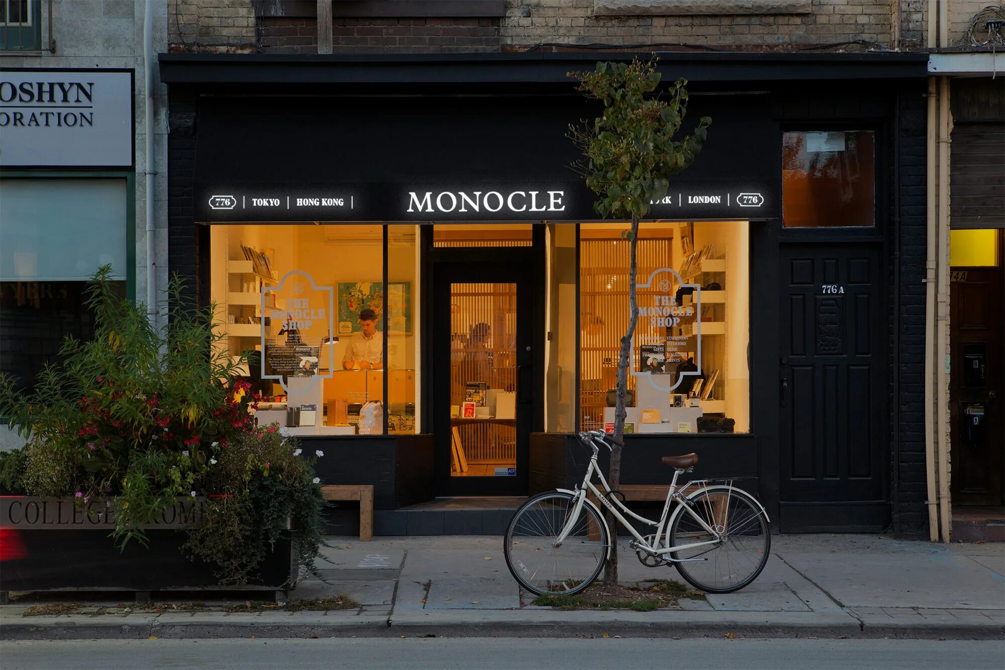 Late shops. Продукты магазин дизайн Италия фасад. Shops in Toronto. Фотография входа кафе монокл. Monocle "Hong Kong".