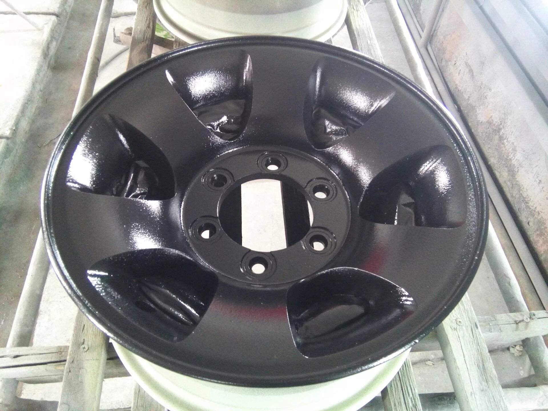 Покраска дисков в калуге. Раптор диски VBW. Hyundai Galloper литой диск r15. Покраска литых дисков раптором. Диски в рапторе.