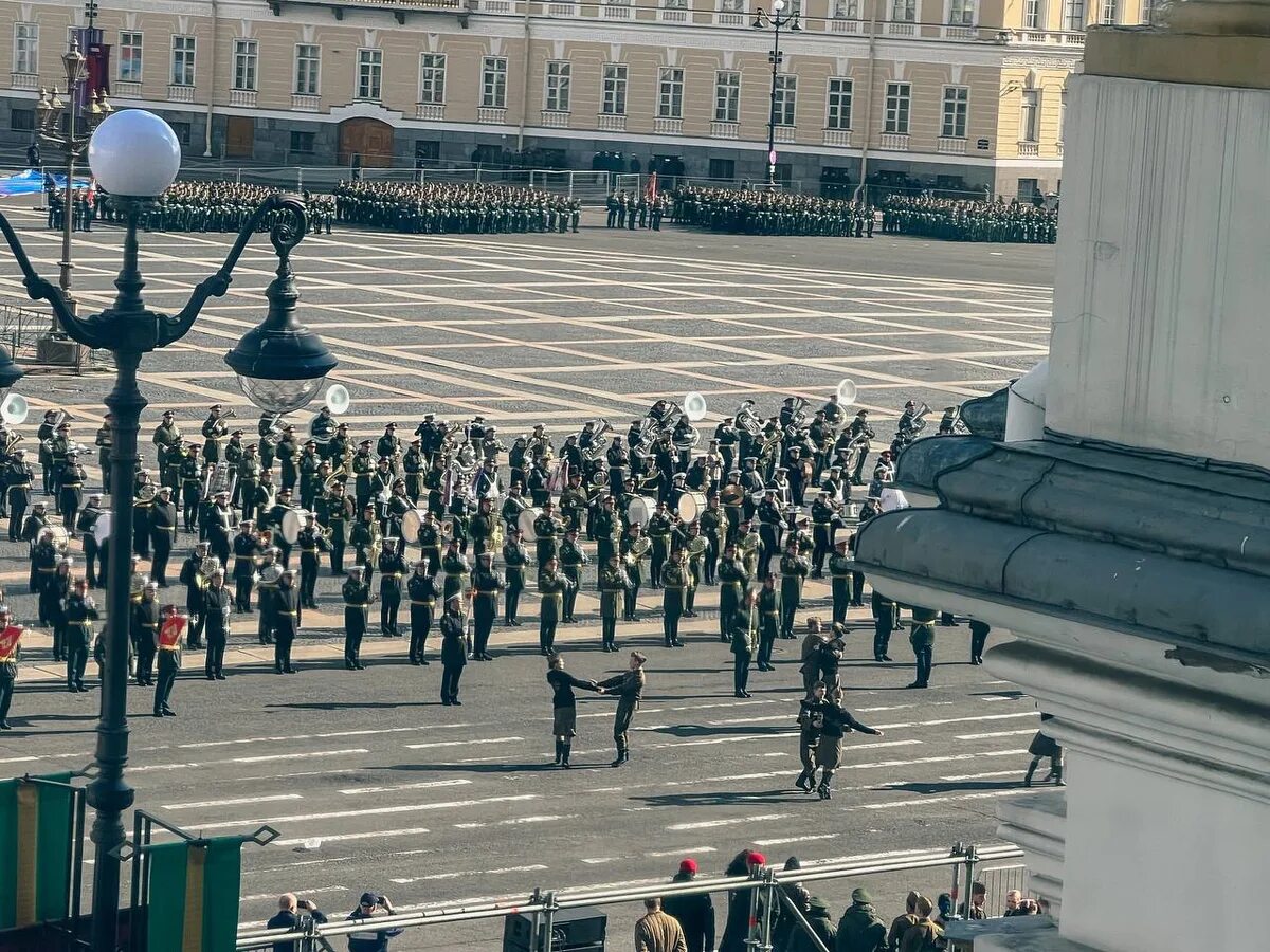 Прямая трансляция парад 9 мая санкт петербург. Репетиция парада победы на дворцовой. репетиция парада победы на дворцовой площади. репетиция парада победы дворцовая площадь. репетиция парада в санкт петербурге 2025.