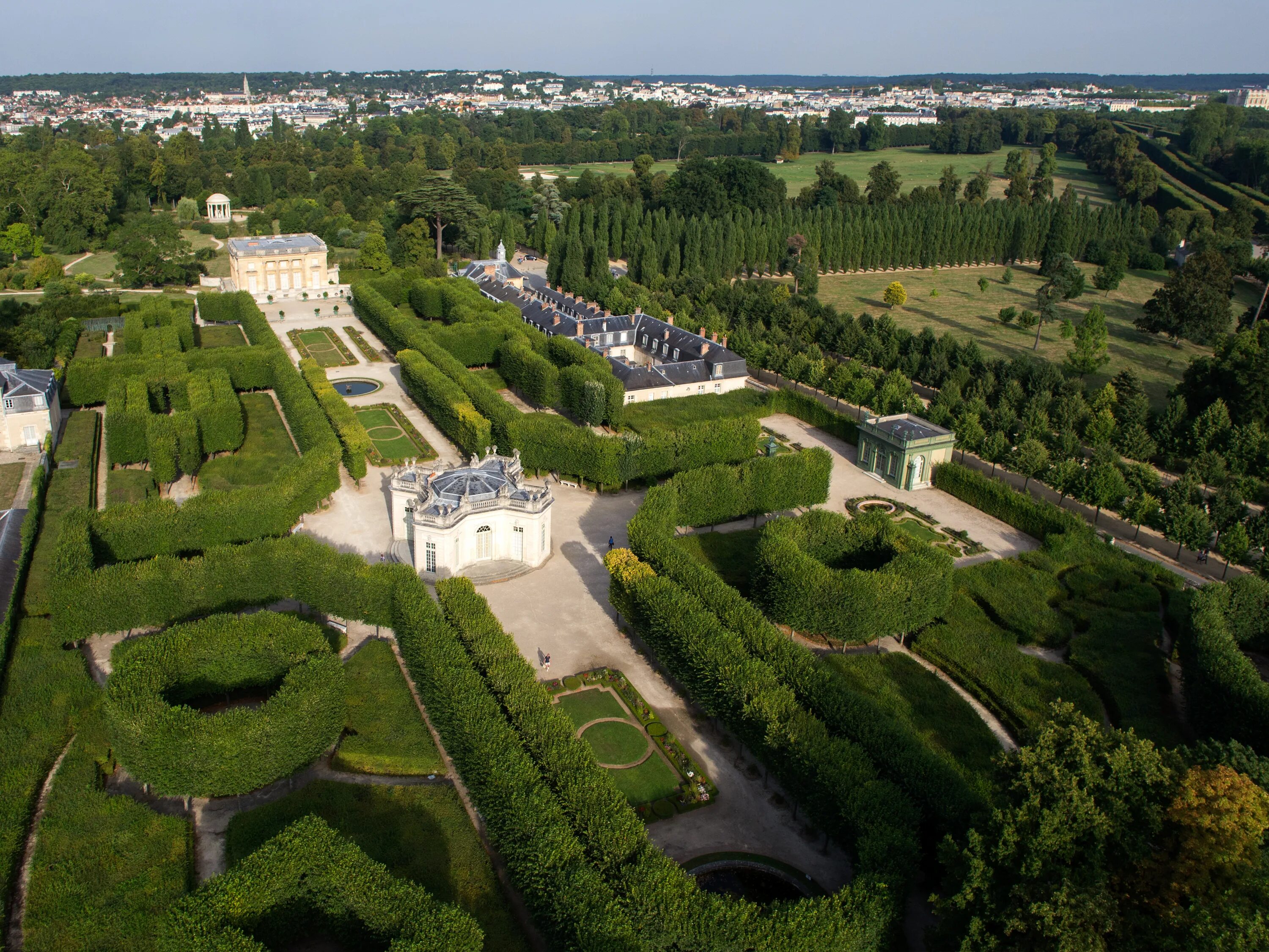 Трианон версаль. Малый Трианон сады и парк Версаля. Трианон дворец в Версале. Дворец Трианон Марии Антуанетты. Версаль. Замок, сады, Трианон.