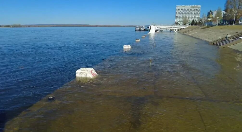 Набережная самары затоплена. В половодье вода в волге поднимается. Разлив на нижней волге. В половодье вода в волге поднимается. Паводок в твери.