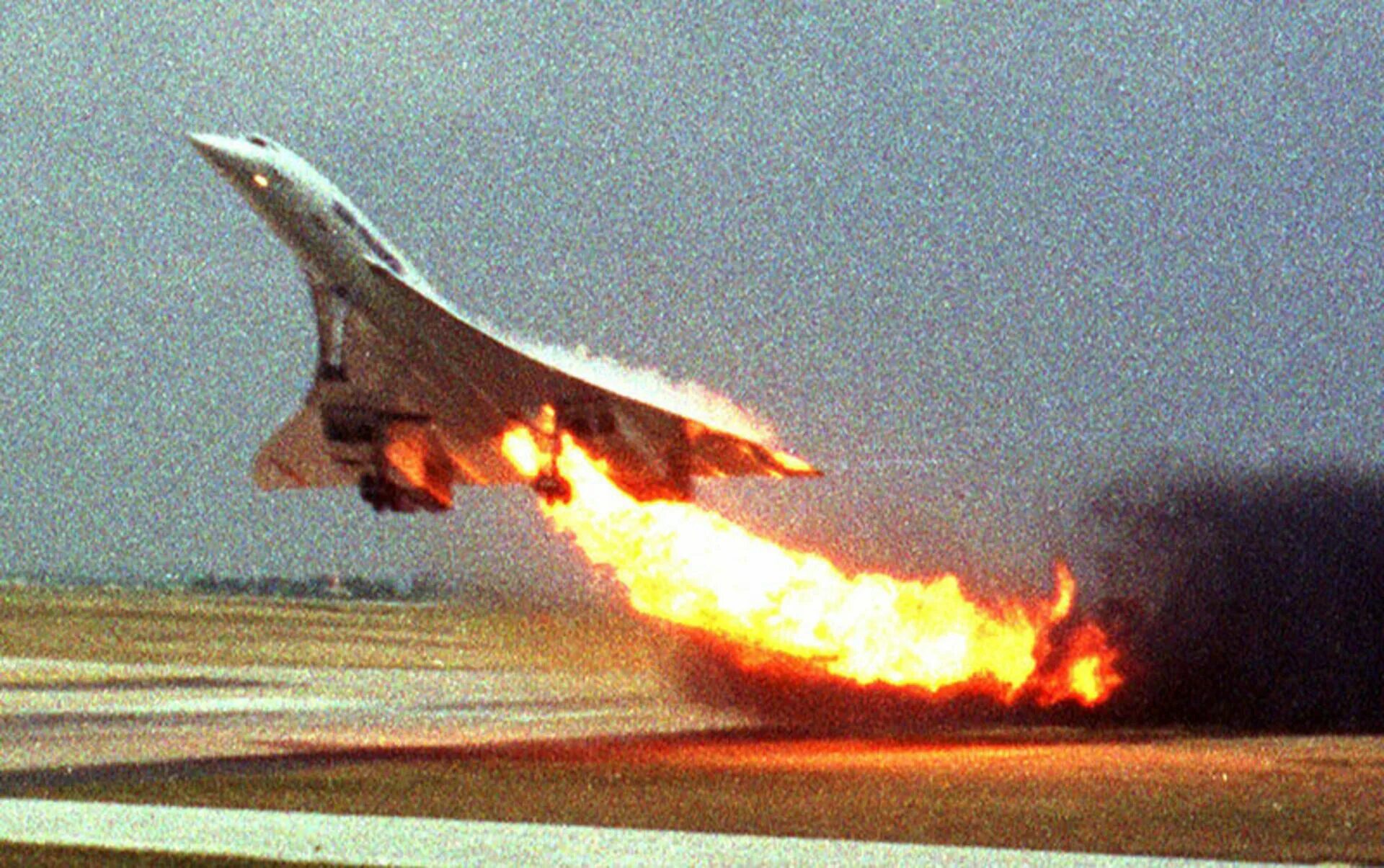 Конкорд сверхзвуковой самолёт крушение. Конкорд Air France 4590. Concorde 4590 Air France. Конкорд самолет катастрофа 2000. 1 июля 2000