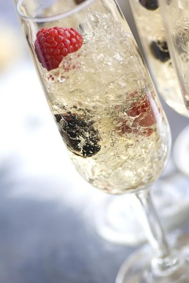 Охлажденное шампанское. Вино айс ледяное германия. Бокал холодного белого вина. Ледяное шампанское. Холодное шампанское в бокале.