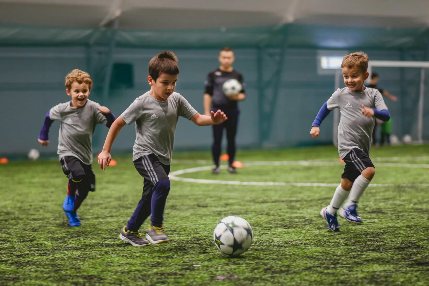 Football school. Детский футбол. Спортивный кружок. Детско юношеский футбол. Секция футбола для мальчиков.