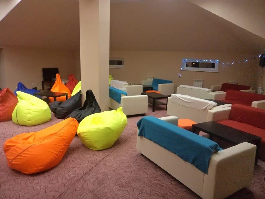 Пуфы для коворкинг-центра. Бескаркасное кресло икеа. Комната с пуфиком. Пуфик в комнату мягкий. Напольные подушки в интерьере.