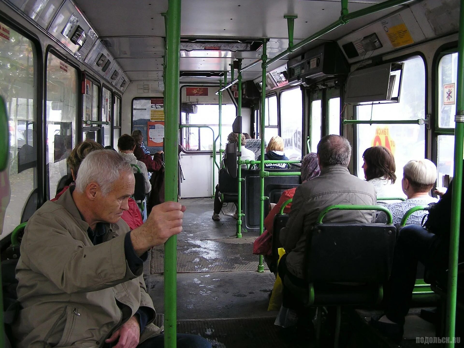 дед в автобусе. дедушка в поезде. дед в автобусе. старик в поезде. дедушка в поезде.