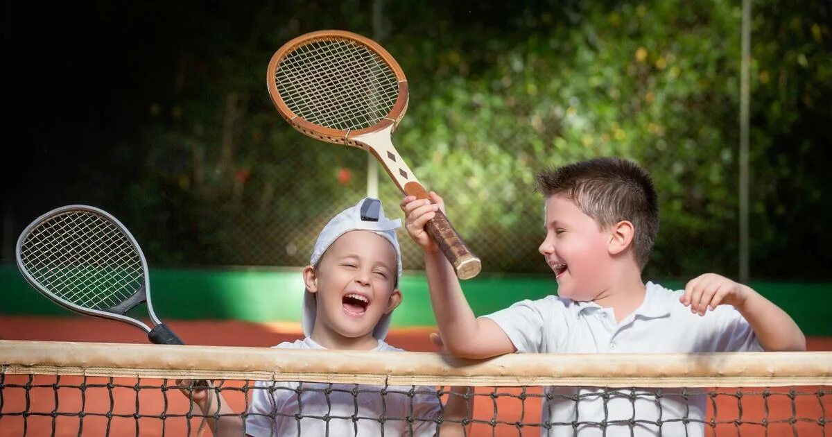 I play tennis on monday. 2 мальчика играли в теннис. They playing или play. Теннис дети. Мальчик играет в теннис.