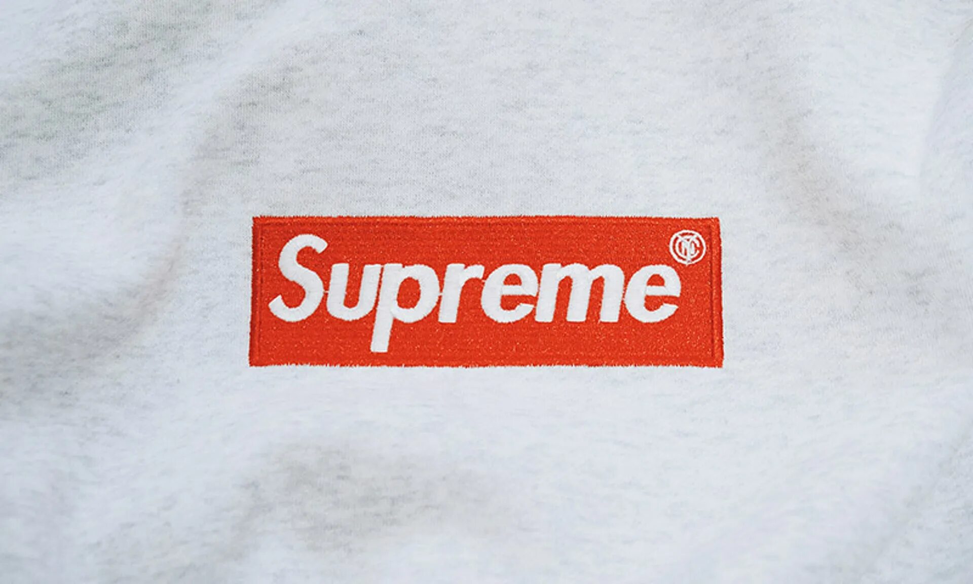 Супрем лагерь. Supreme надпись. Лейбл Supreme. Новый Суприм вещи.