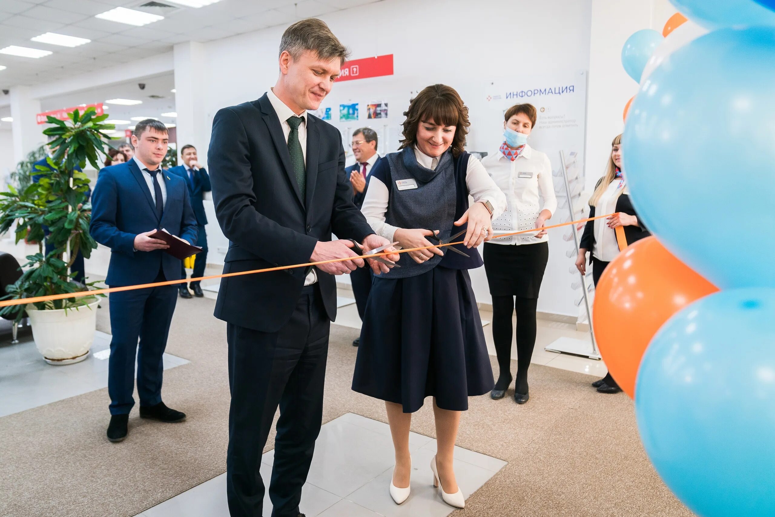 Сайт мфц ханты мансийск. МФЦ Ханты-Мансийск. Открытие центра. Открытие главный офис. МФЦ первое открытие.