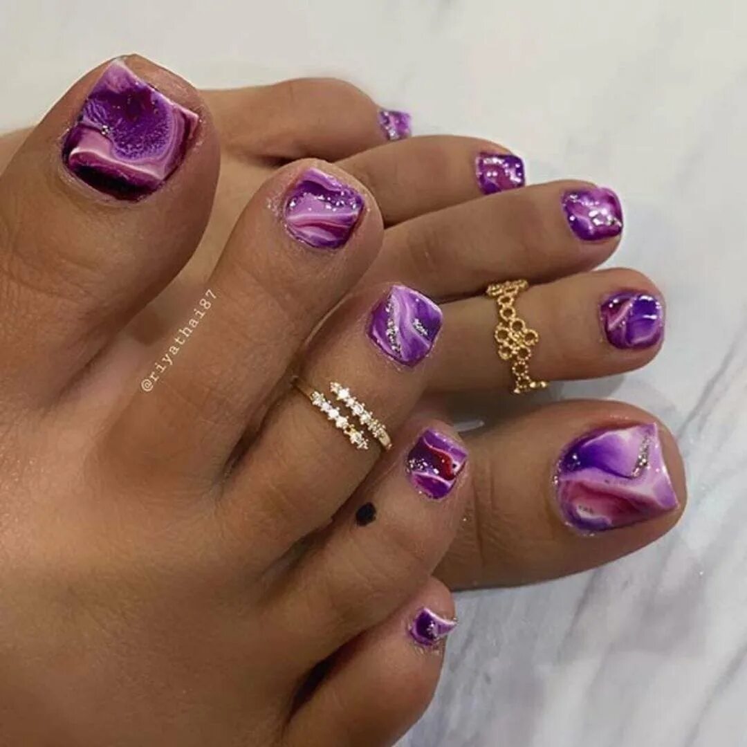 Фиолетовый педикюр. Педикюр фиолетовый. Красивый педикюр фиолетовый. Сиреневые ногти на ногах. Фиолетовый маникюр и педикюр.