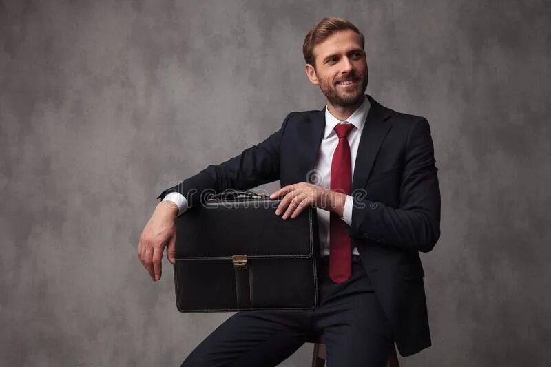 Мужчина с портфелем. Держит портфель. Предприниматель с портфелем. Дипломат бизнесмена. Деловой портфель мужской.