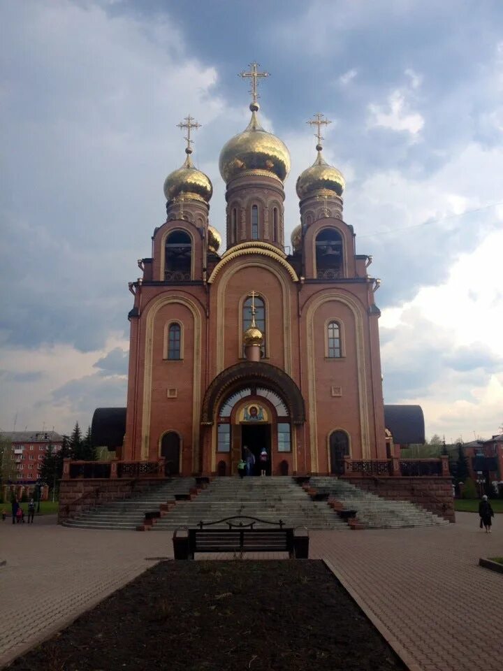 Город осинники кемеровская область. Храм святой троицы осинники достопримечательности. Собор осинники. Осинники ленин церковь. Храм святой троица города осинники кемеровская область.