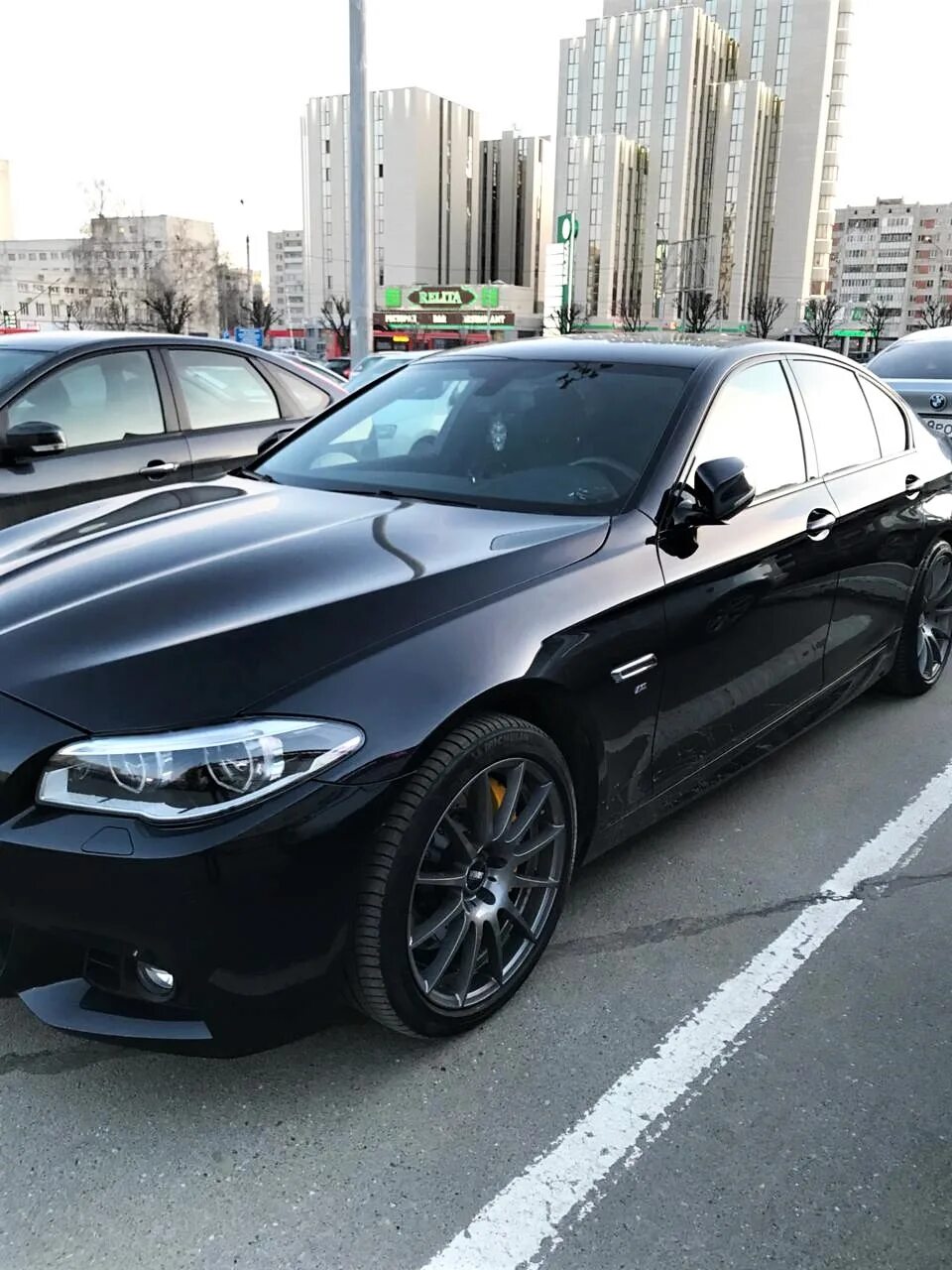 Bmw 528 f10. BMW f10 528i. BMW f10 чёрный перламутр. БМВ 528i черная.