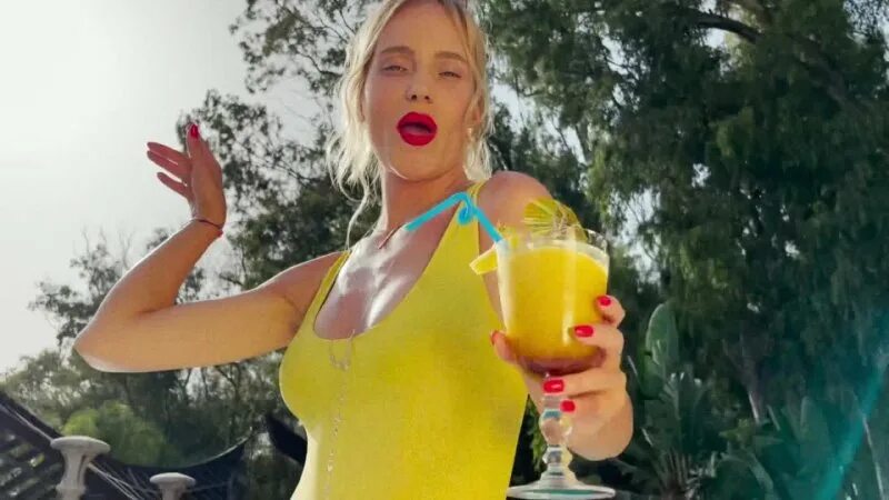 пина колада. пина колада глюк'oza. глюкоза певица пина колада космо. глюкоза певица пина колада. эстетика напитков пина колада.