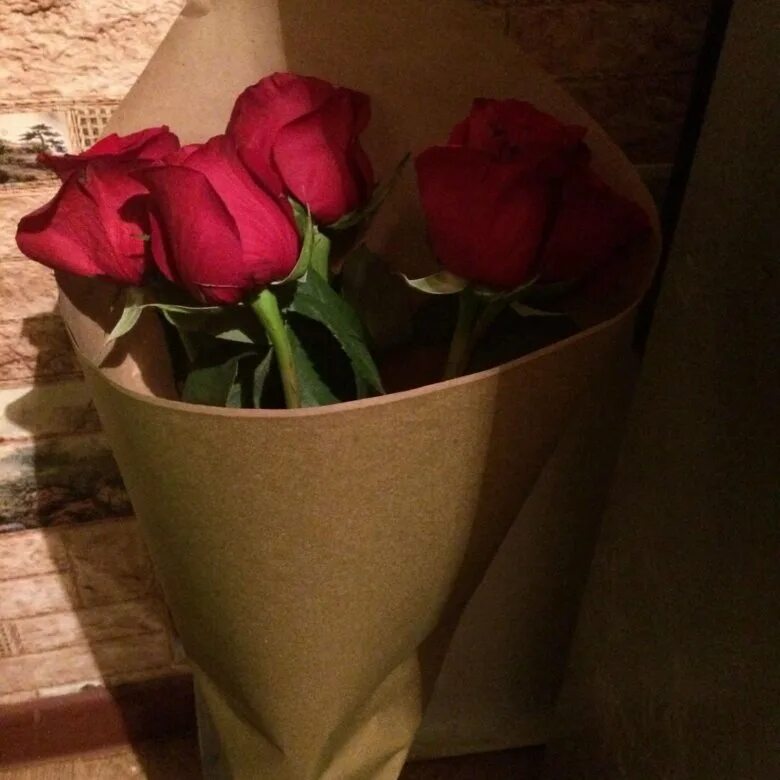 Букет белых роз в машине. Букет красных роз селфи. Букет роз для инсты. Фото цветов реальные фото в руках. Букет роз в руках.