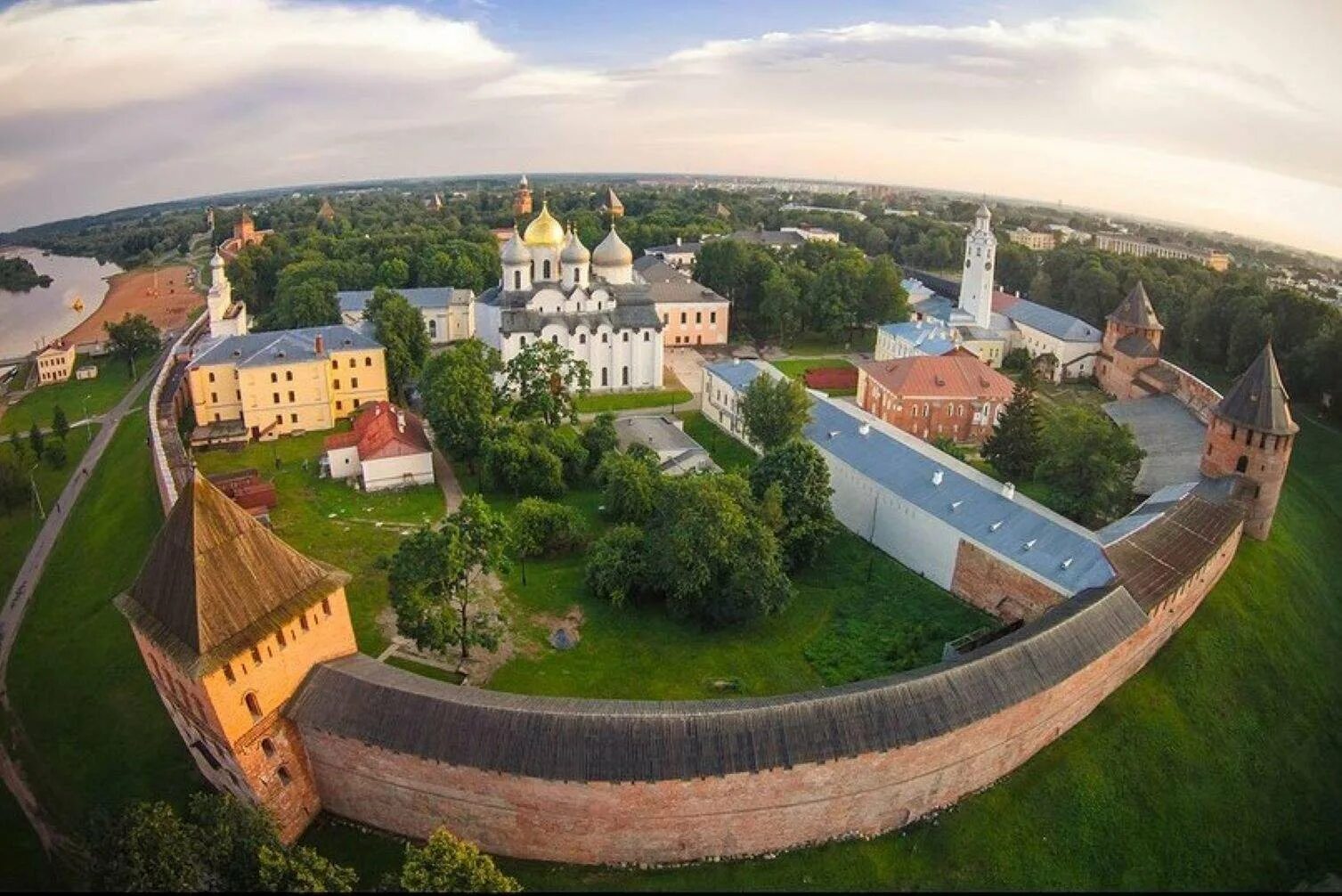 Ий новгород. Новгородский Кремль Детинец. Великий Новгород Детинец Кремль. Новгородский Кремль в Новгороде. Новгородский Кремль Детинец вид сверху.