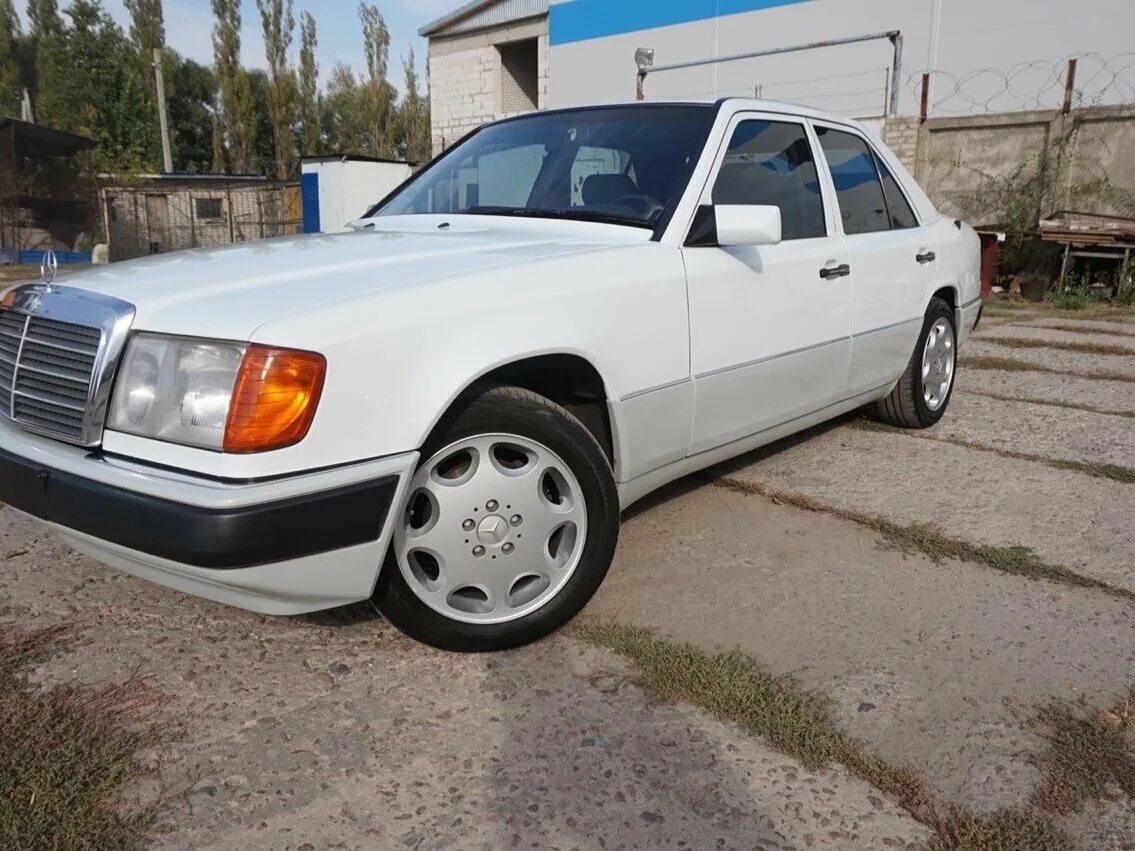 Mercedes 1992. Mercedes-Benz w124 1984-1993. Мерседес 124 1992. Мерс 1992. W124 1992 года.