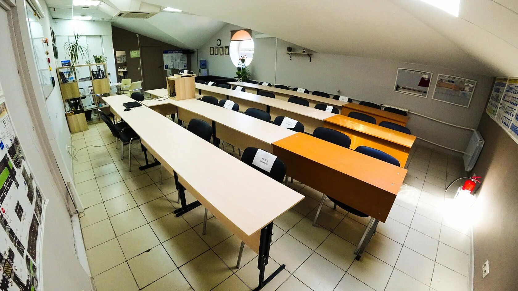 автошкола. тренажер в автошколе. автошкола учебный центр. университетская автошкола мгу. автошкола учебный центр.