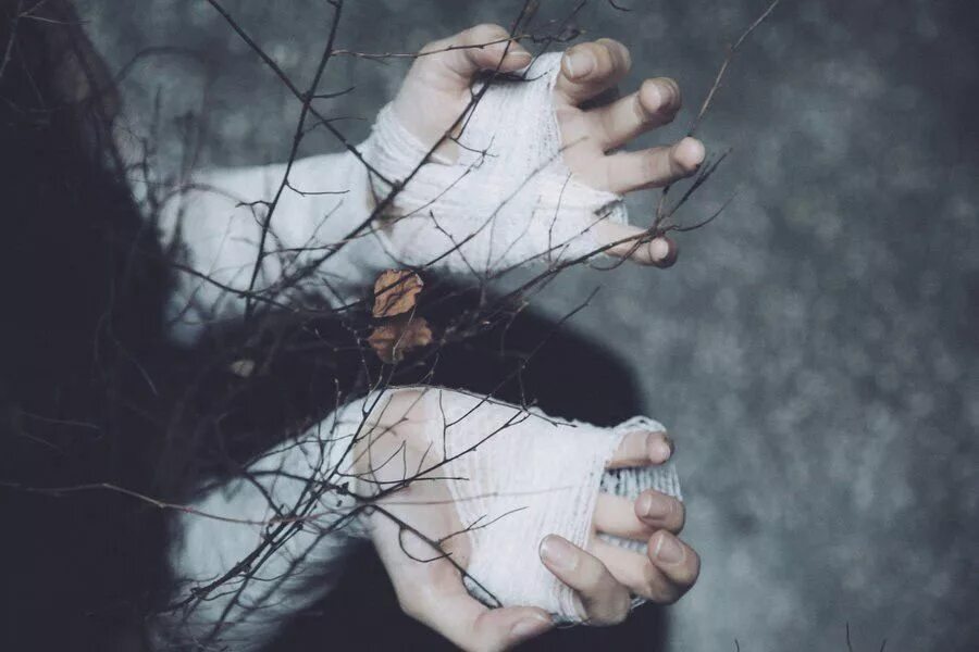 Девушка с разбитыми руками. Ломают девушки руки. Ломают девушки руки. Порезанные запястья эстетика. Ломают девушки руки.