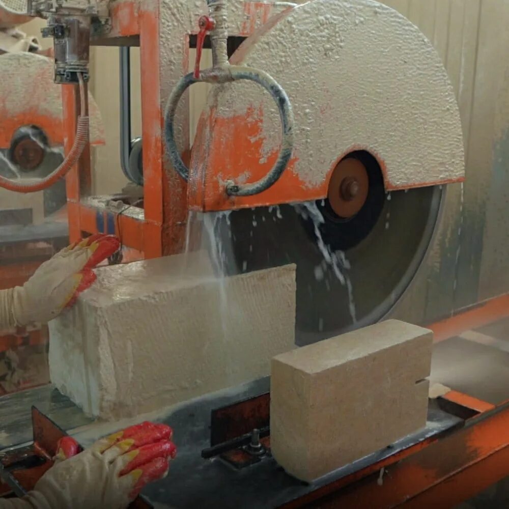 Техники обработки камня. Станки для камнеобработки. Станки для обработки камня. Распиловка камня. Распиловщик камня.