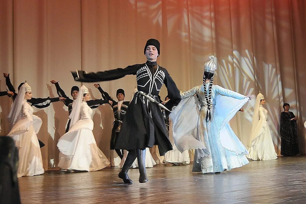 танцевальный ансамбль адыгеи нальмэс. адыгейский ансамбль исламей. ансамбль нальмэс адыгея майкоп. осетины на кавказе национальный костюм. исламей ансамбль кчр.