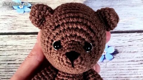 Игрушки связаны крючком для начинающих мишка