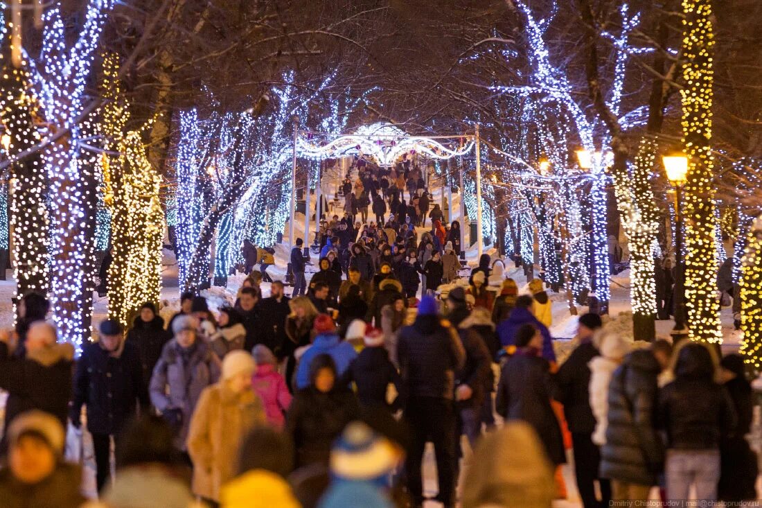 Парк сокольники 2020. Парк горького 2021 украсили. Парк горького москва 2022. Измайловский парк новый год. Световой тоннель на тверском бульваре 2022.