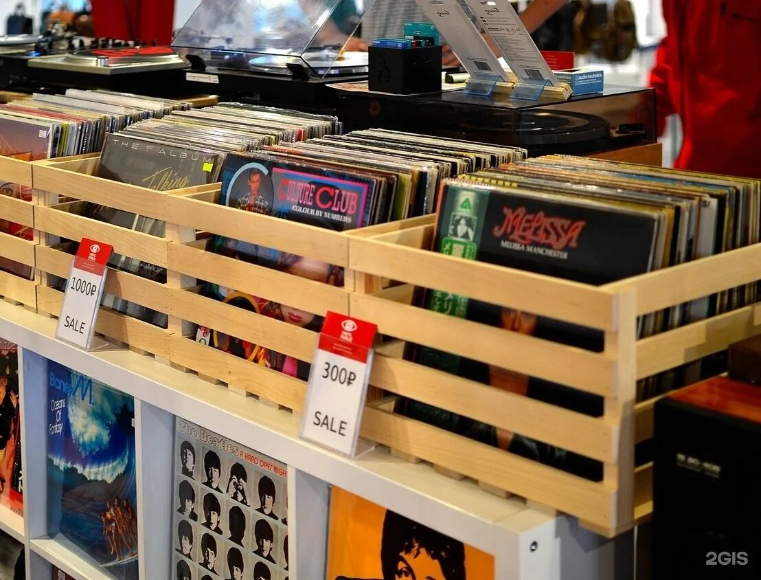 витрина магазина виниловых пластинок. виниловые диски магазин. магазин винила. магазин виниловых пластинок санкт-петербург. магазин грампластинок.